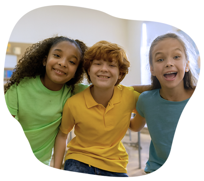 Niños sonriendo en evento de Infinita Mente