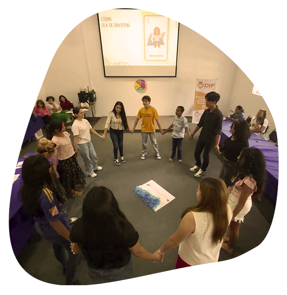 Niños aprendiendo mindfulness en grupo en Infinita Mente
